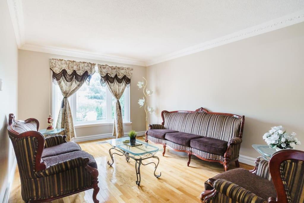 Beautiful Home 4 Bed, 3 Bath, Garage, Backyard! Mississauga Luaran gambar