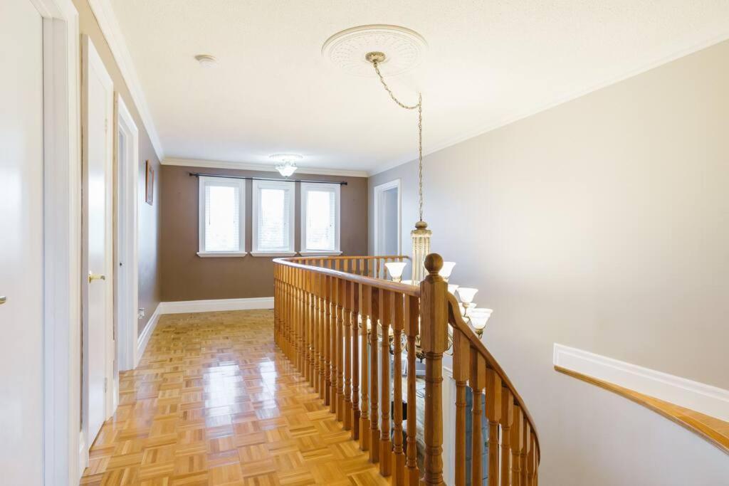 Beautiful Home 4 Bed, 3 Bath, Garage, Backyard! Mississauga Luaran gambar