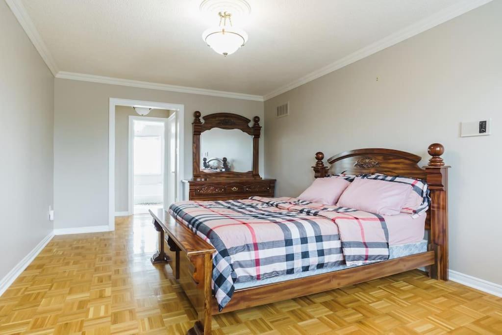 Beautiful Home 4 Bed, 3 Bath, Garage, Backyard! Mississauga Luaran gambar