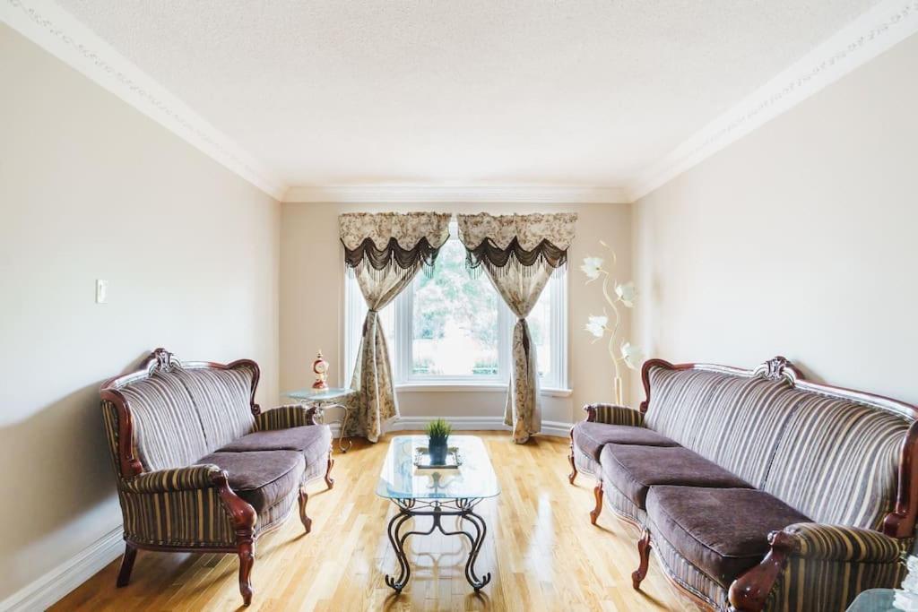 Beautiful Home 4 Bed, 3 Bath, Garage, Backyard! Mississauga Luaran gambar