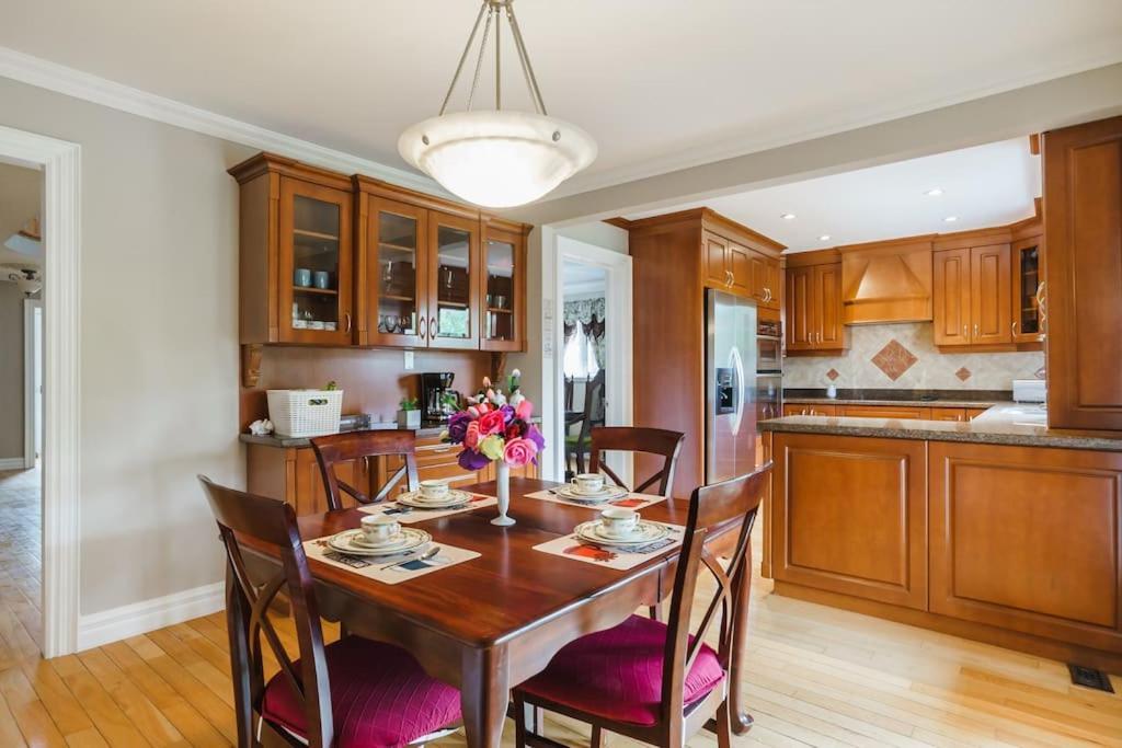 Beautiful Home 4 Bed, 3 Bath, Garage, Backyard! Mississauga Luaran gambar