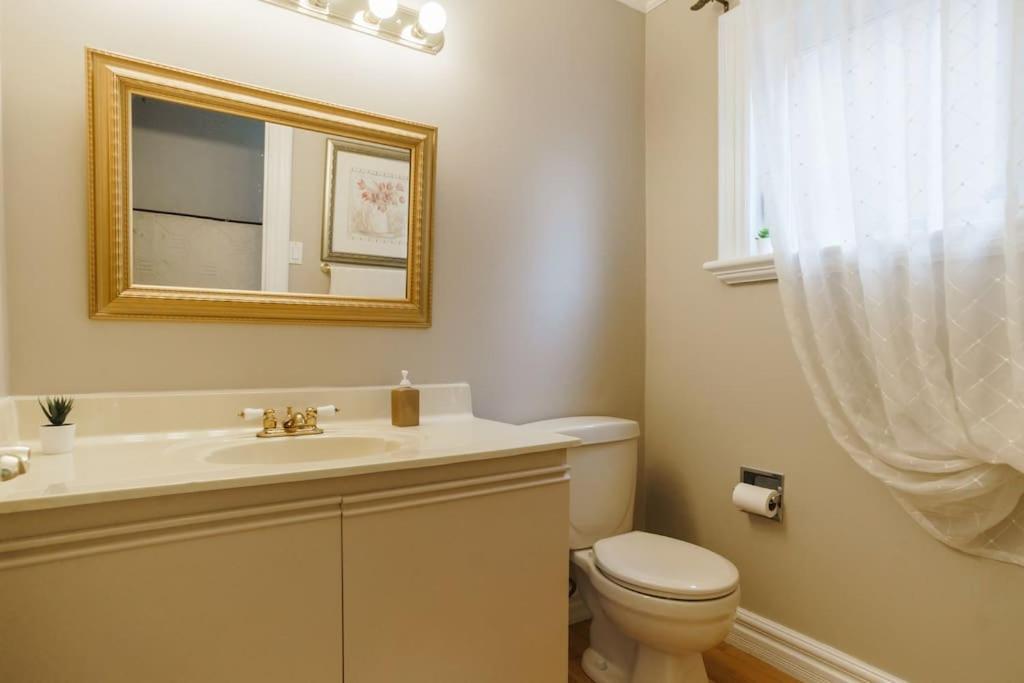 Beautiful Home 4 Bed, 3 Bath, Garage, Backyard! Mississauga Luaran gambar