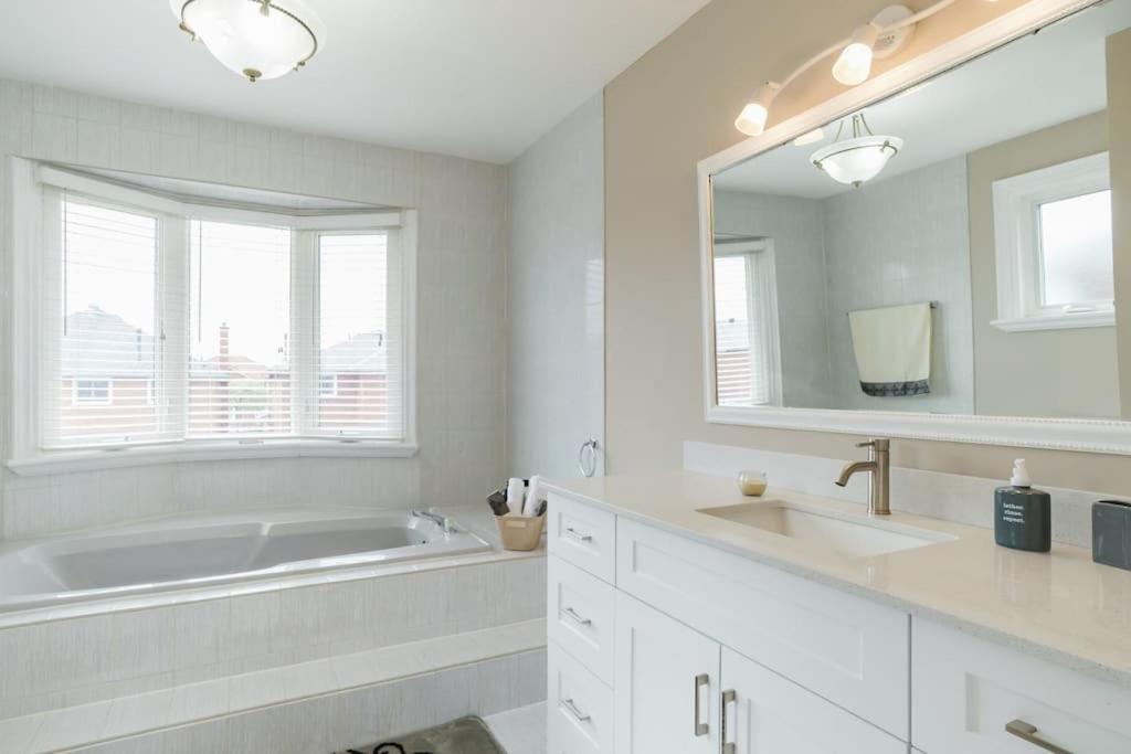 Beautiful Home 4 Bed, 3 Bath, Garage, Backyard! Mississauga Luaran gambar