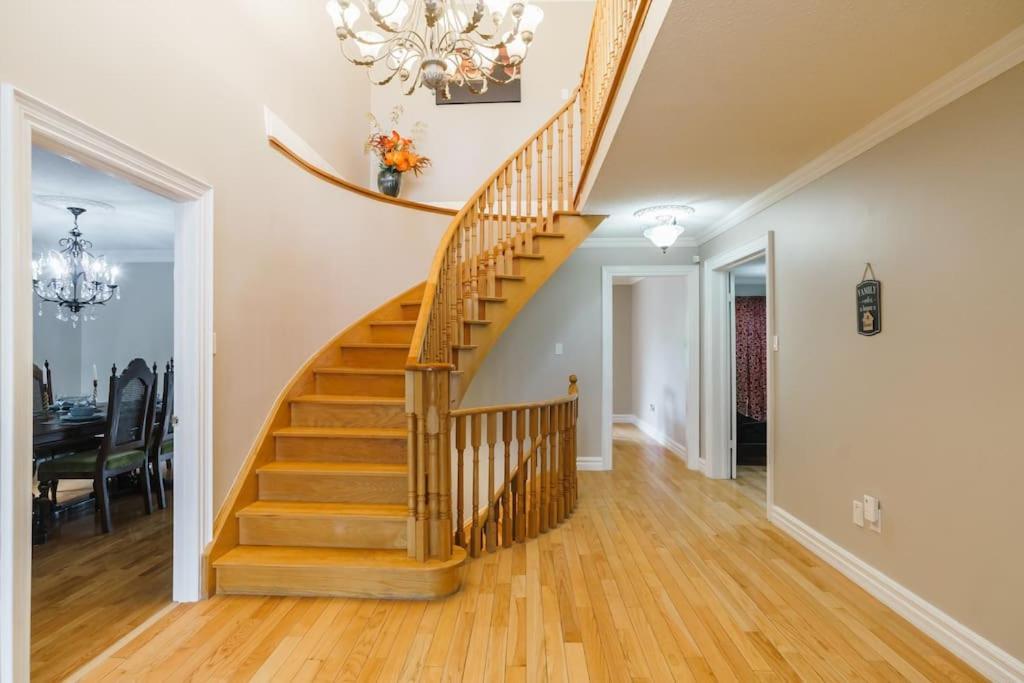 Beautiful Home 4 Bed, 3 Bath, Garage, Backyard! Mississauga Luaran gambar