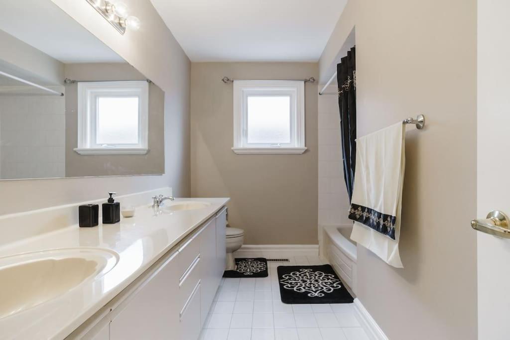 Beautiful Home 4 Bed, 3 Bath, Garage, Backyard! Mississauga Luaran gambar
