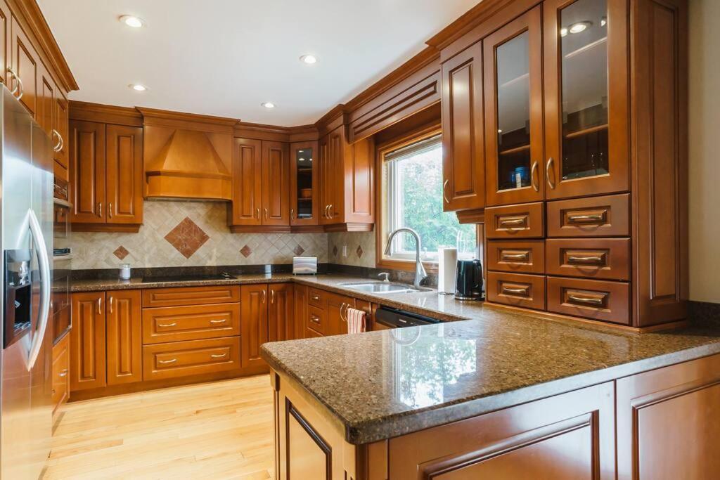 Beautiful Home 4 Bed, 3 Bath, Garage, Backyard! Mississauga Luaran gambar